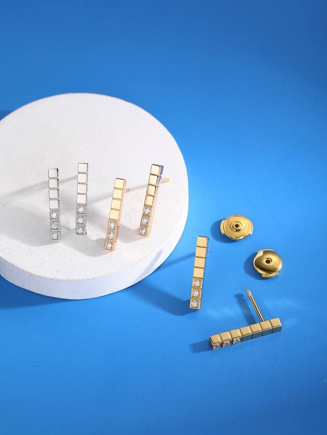 萧邦设计款耳环 萧邦Ice Cube系列拥有标志性的几何造型，将都市优雅与现代风情谐美交融。 以Ice Cube系列为设计概念，以精工细作的方形琢面组成，宛若冰