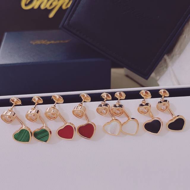 孔雀石210 萧*Ha批批Y Hearts系列桃心耳环，新款哦也是明星同款~~两只桃心的衔接配上滚动的钻石，视觉上会比较大气，我们一致Z批，通体V金材质电镀1咪