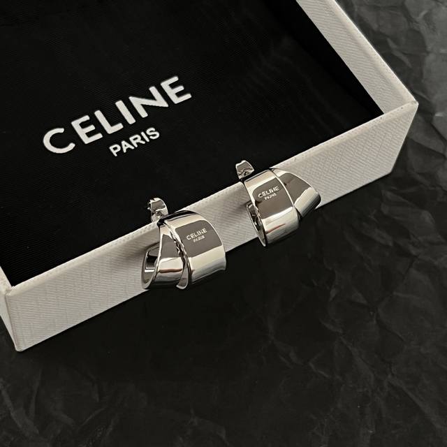 Celine 赛琳 耳钉 一直是简约时尚界的标杆大胆的设计 百看不厌搭配起来更Fashion