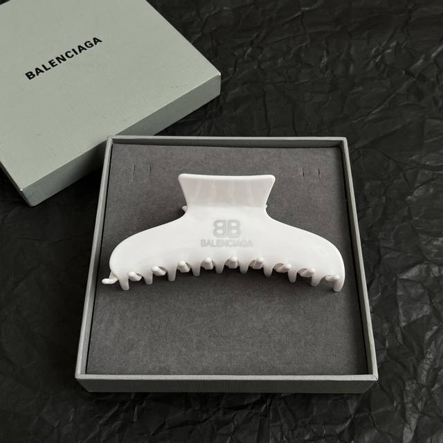 新款 巴黎世家 Balenciaga 抓夹 简单大方 大牌金质感饱满 ，搭配衣服超好看 ！