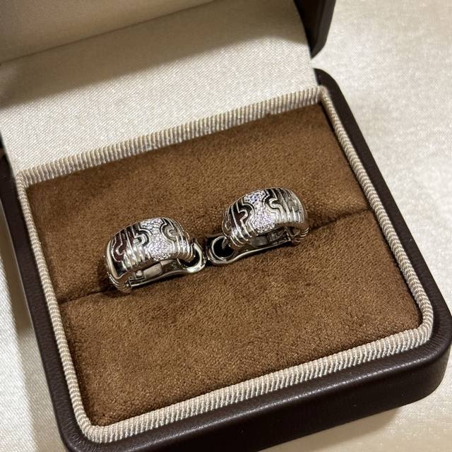 A6896 Bv家 新款 路路通 半钻 耳拍 新系列以回形为主题创作 单一却多元.. 尤其符合中国人的观念..轮回 重回 回转 又是新的开始 .. 精工925纯