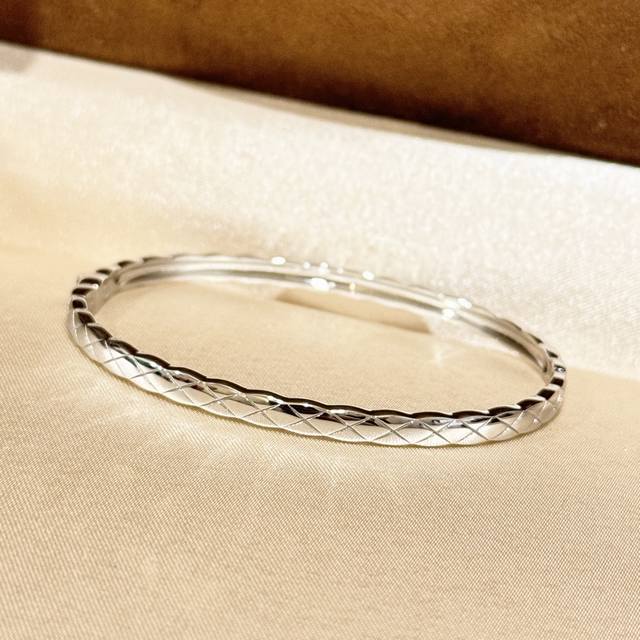 A6215 小香风 Coco系列 最新 火爆开启 经典 菱格 光面 手镯 难得遇到适合细手腕可以戴的正好的，超爱简单款式 原版定制925纯银Cnc 电镀抛光 微