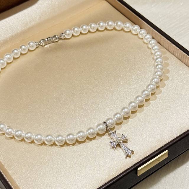 A6602 新款 克罗心元素 十字架 珍珠 项链 网红同款 高品质 金属通体S925纯银材质搭配天然贝珠 可甜可飒 非常适合日常佩戴 铂金色 纯银项链