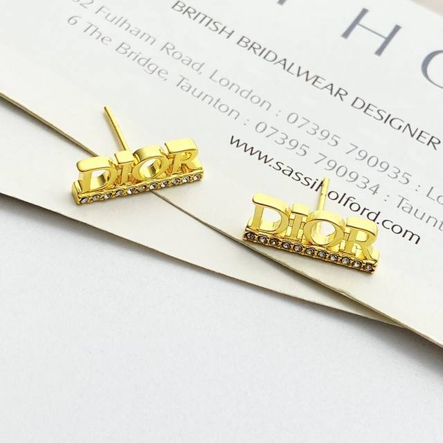 今日新款 编码E3238 0237825 Dior耳钉热销款火爆上新 迪奥浅金四字母水钻耳钉 金色字母底部一排水钻设计 百搭不挑脸型，可可爱爱的Mini尺寸！精