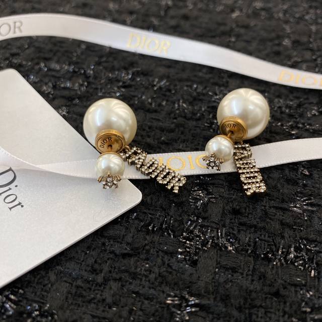 编码Ge456 0750865超级美腻Dior耳环火爆来袭专柜最新款同步上新19年春夏新款同步专柜独家高端品质实拍简单大方超级适合冬天佩戴