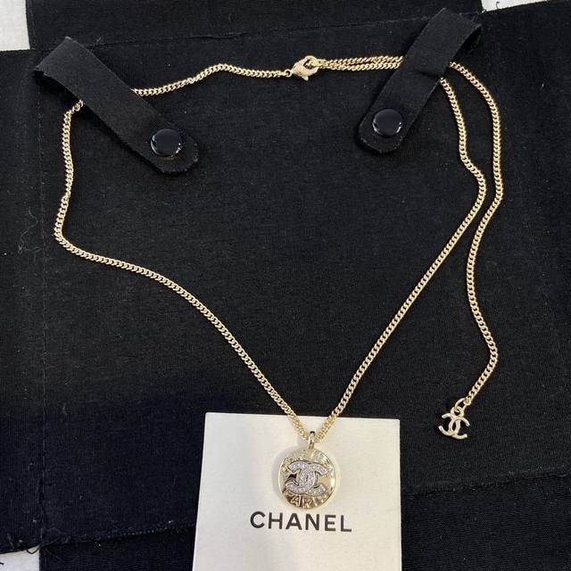 Xx0298 Ch Nel 香 儿 25A小圆盘项链 浅金色的圆盘也太百搭了吧搭配着经典的Cc Logo 休闲风 精致挂都能适配