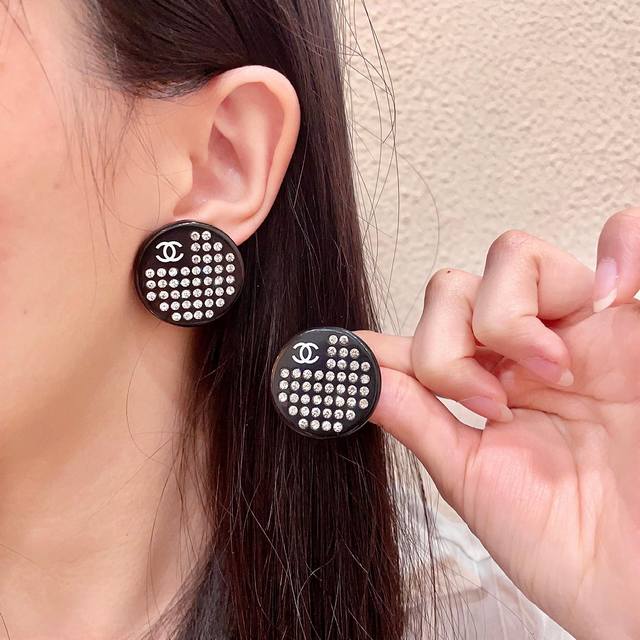 香奈儿双C镶钻耳钉