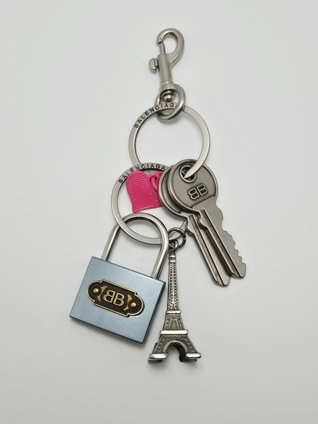 新款 巴黎世家 Balenciaga 钥匙扣 简单大方 大牌金质感饱满 ，搭配衣服超好看 ！