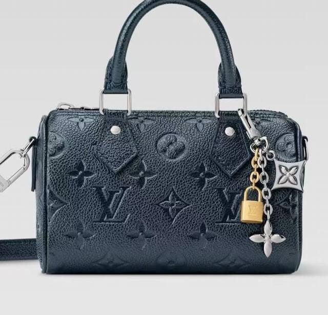 Lv 钥匙扣 包挂件 包链 Lv Spring 包饰缀有品牌标志性的 Monogram 花卉元素。金色金属饰件与珐琅的优雅结合赋予此设计品亮眼造型。此柔美饰件上