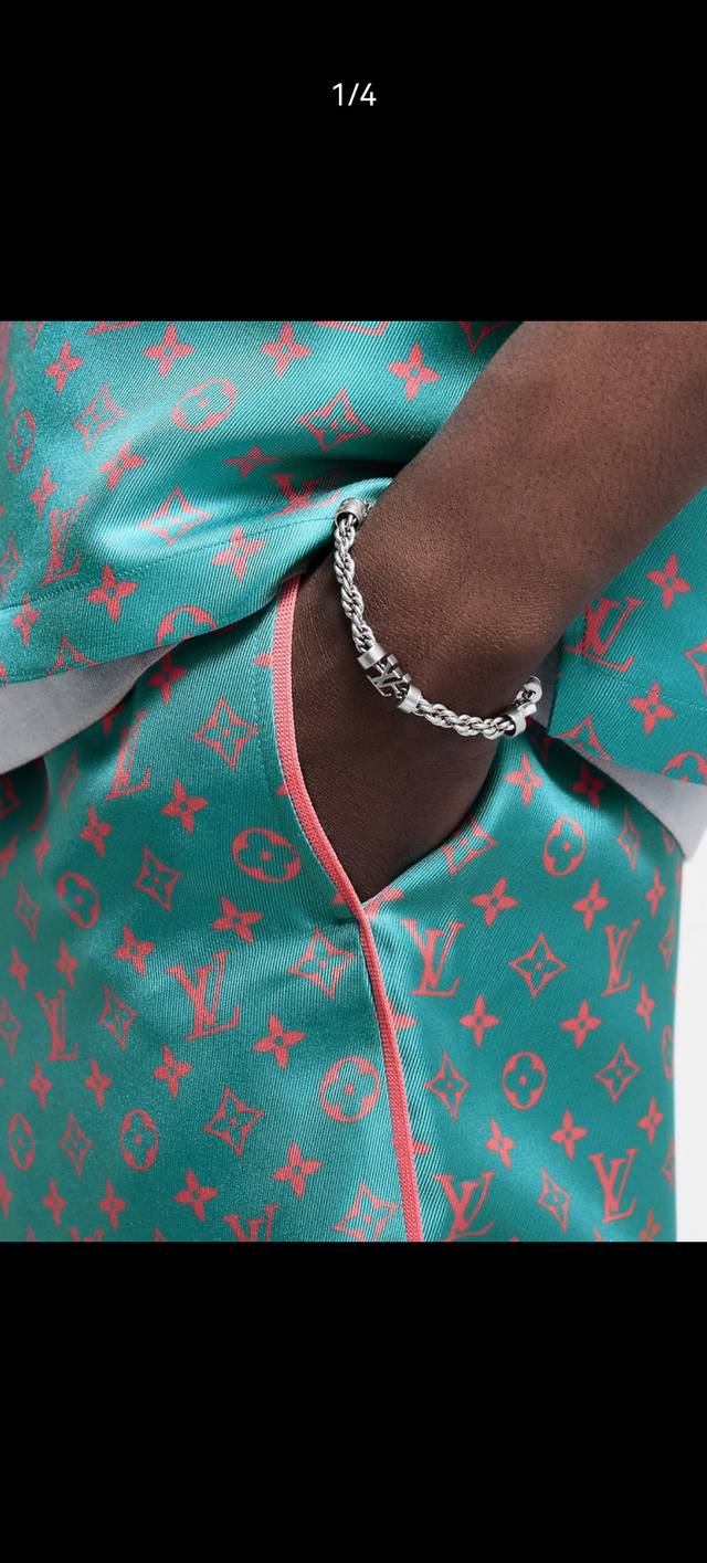 新款手链 Lvwire 系列于意大利匠心制作，以黄铜链环描摹粗绳质感，经做1日处理流露时光摩拳的痕迹，其间穿插Lv字母和Monogram 花卉，可灵活融入各式造