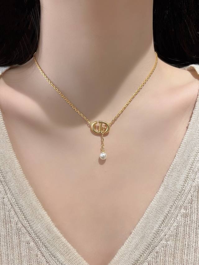 250587 我们出品 预售月底出货，量大咨询客Fu Cd字母吊珠项链 2025夏最新新款！真的太温柔了强烈推荐！一眼就爱上上身满满都是小女人那种温婉的感觉！真