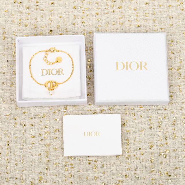 250586 我们出品 预售月底出货，量大咨询客Fu Cd字母吊珠手链 2025夏最新新款！真的太温柔了强烈推荐！一眼就爱上上身满满都是小女人那种温婉的感觉！真