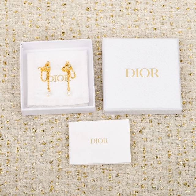 250585 我们出品 预售月底出货，量大咨询客Fu Cd字母吊珠耳钉 2025夏最新新款！真的太温柔了强烈推荐！一眼就爱上上身满满都是小女人那种温婉的感觉！真