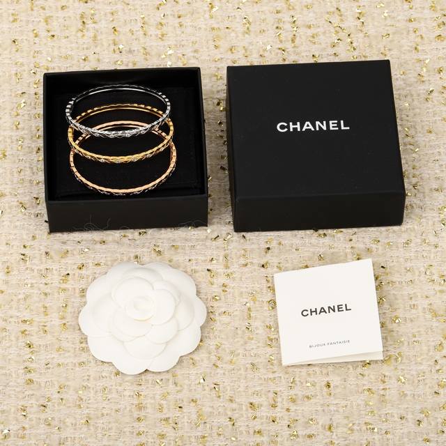 210724 我们出品 菱格带钻窄版手镯 ，可订做真金真钻，只做对版Zp真金货，Pk市面各种金货量大咨询客Fu Coco菱格手镯 金属质感总是跟时尚挂钩，大气别