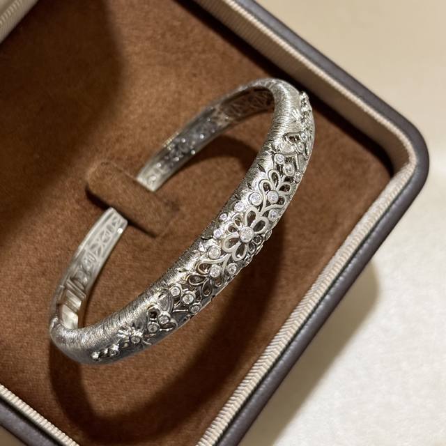 A6902 独立设计师 中古风 新款 复古 花朵 拉丝手镯 高级意大利宫庭风 高端925纯银 18K金镶嵌7A高碳钻 复古美 精致到骨子里了 电镀厚金 纯银手镯