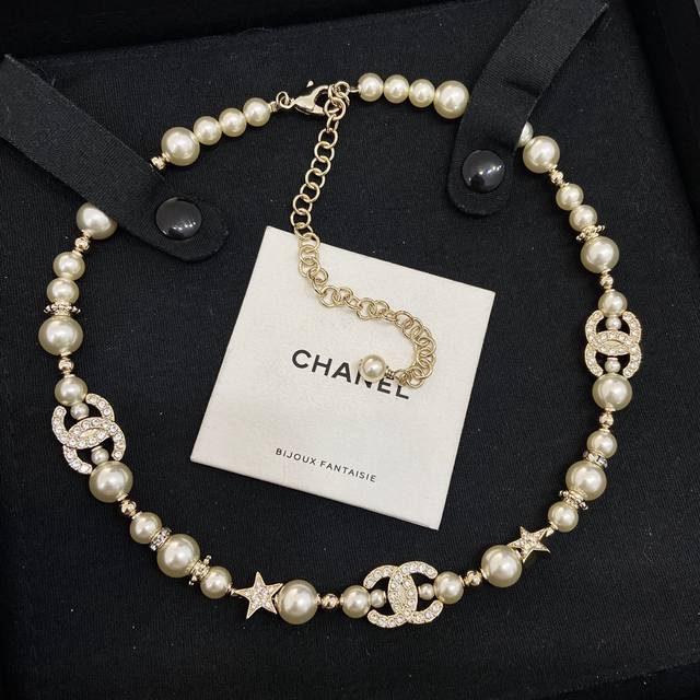 Xx0177 Ch Nel23A金色满钻双C小星星珍珠项链Choker 星星与双C Logo 都是双面镶钻 灯光下水钻的闪耀与珍珠的莹润相结合 上身真的巨好看！