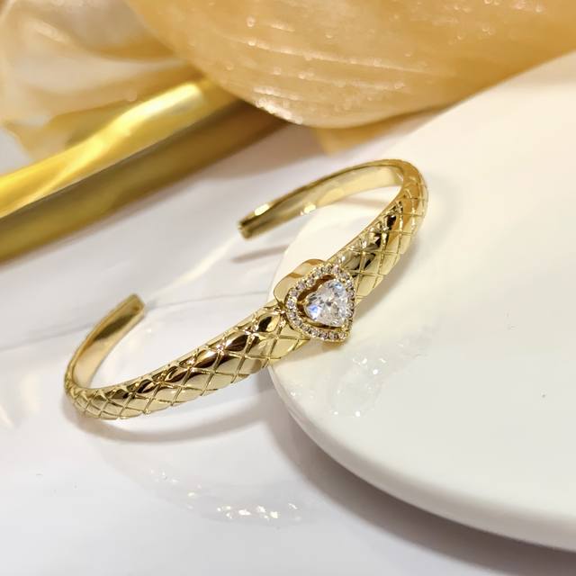 Piaget伯爵手镯， 高端定制版本 镶嵌钻工艺 ，V金材质 ，细节处尽显奢华。金属质感与纹理相互映衬，光线之下，熠熠生辉，体现了奢华与典雅的气质。无论是商务场