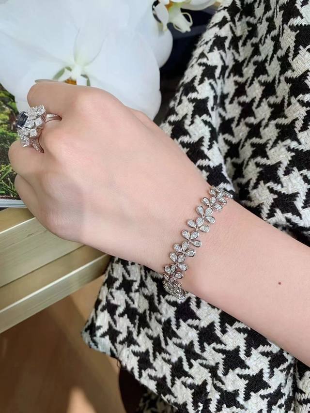 208753 我们出品 水滴满钻手链 可以订制真金真钻，量大咨询客Fu！ Josephine加冕爱系列手链 加冕.爱 系列的整个珠宝中最具有辨识度的一个系列，特