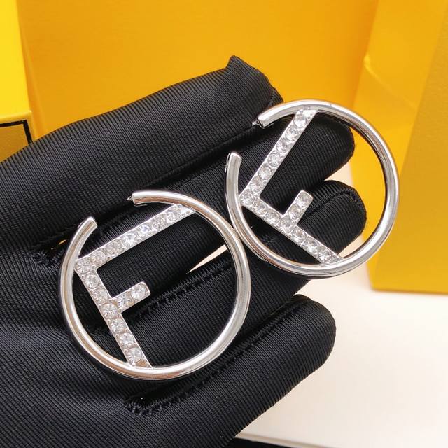 编号Fded0028 芬迪耳环圆形F镶钻银色圆形