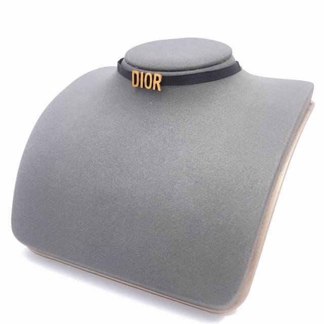 编号Dxl0218 迪奥Dior，黑项圈Dior黑绳丝带字母款项链 和原版一样的材质 字母Jadior 图案黄铜镀复古金做工堪称完美各网红明星的常规款式怎么搭都