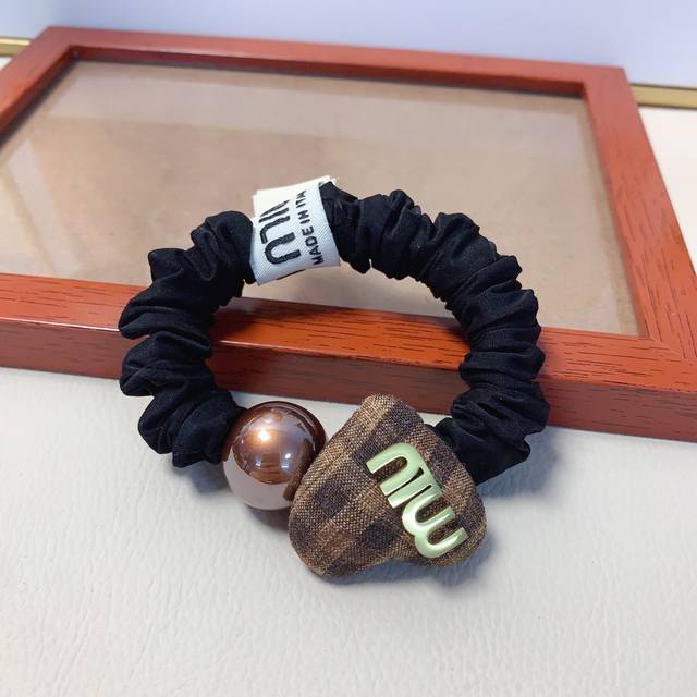 Miumiu缪缪 Miumiu皮筋 心形钛钢Logo皮筋发圈日常精致小单品 气质百搭小仙女必入单品 宝藏款 闭眼入推荐款 单个