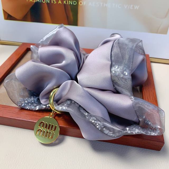 Miumiu缪缪 Miumiu皮筋 绸缎钻边吊牌Logo皮筋发圈大肠圈日常精致小单品 气质百搭小仙女必入单品 宝藏款 闭眼入推荐款 单个