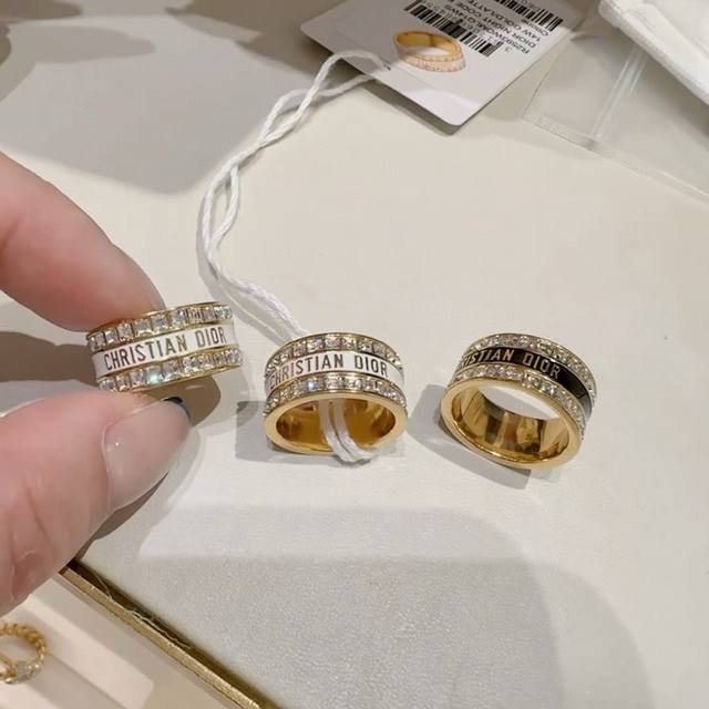 新款Dior迪奥Cd字母满边钻时尚系列五角星造型戒指！夏天必备款一戴就忍不住想夸的一款，简约的设计，超精致又显手白，简直爱了！又可以跟其他款式叠搭一起，超级百搭