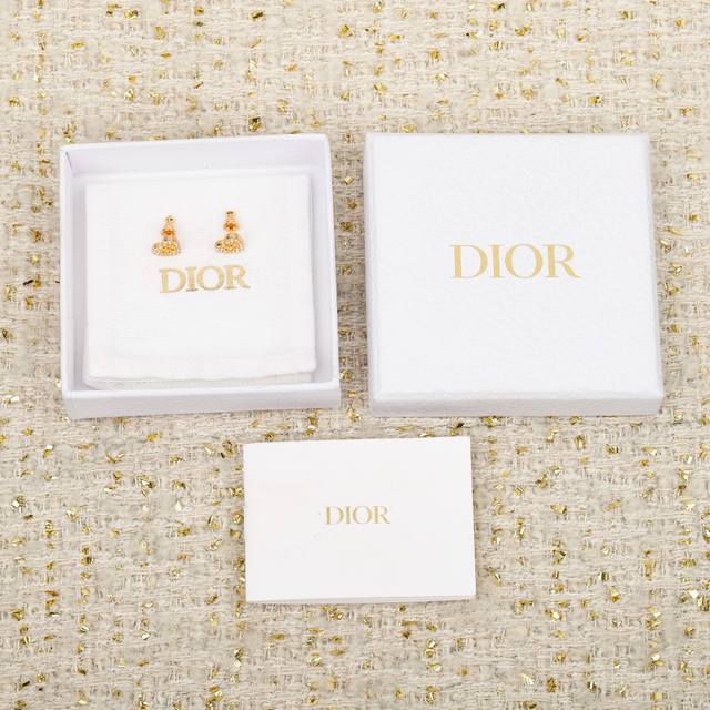 250529 我们出品 量大咨询客Fu Cd 满钻爱心耳钉 25最新色！银色清冷感十足！巨巨巨好看闭眼冲绝对不会出错的款式非常的经典且高级！这是一款十年后拿出来