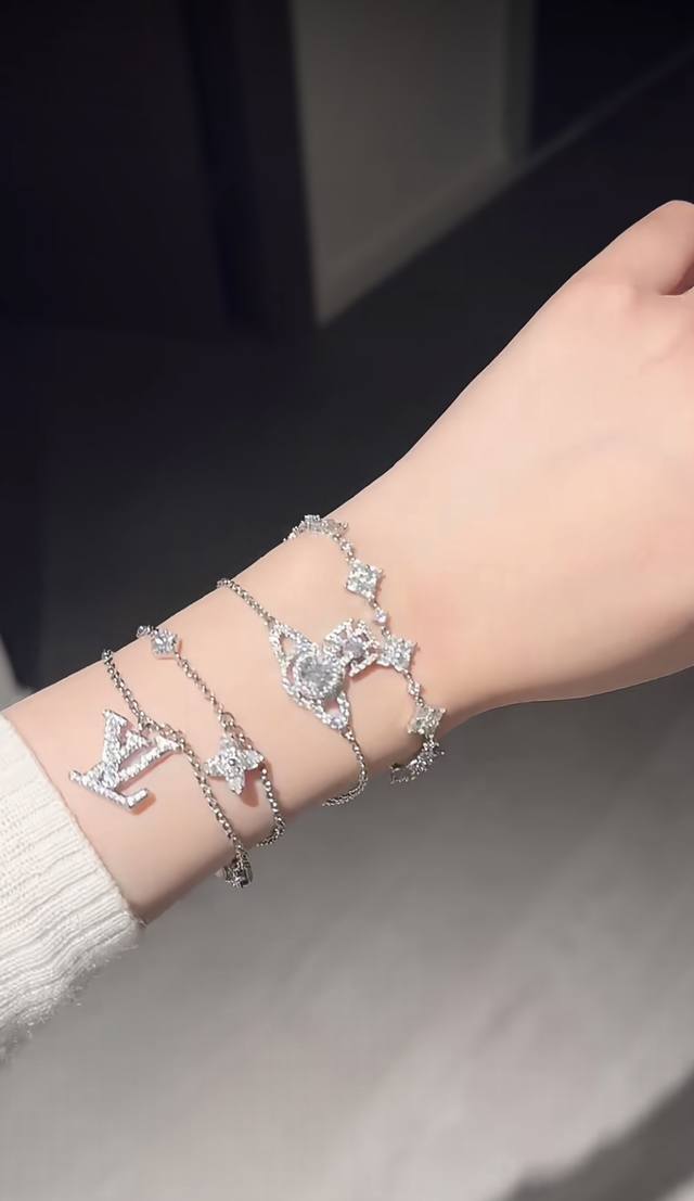 编号Lsl0066 Lv*最新款双层银色方钻手链 一致Zp黄铜材质 配普配包装 L绿 满钻双层手链 绝美一眼心动！强烈推荐！一款简单又经典的Logo造型！必入单