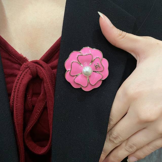 Chanel小香 专柜新款同步上新香奈儿胸针，是最懂女人的饰物。那些倾注了全部心血去做自己的女人，往往更珍惜胸针的意义。香奈儿女士把胸针别在帽子上，并告诉那些模