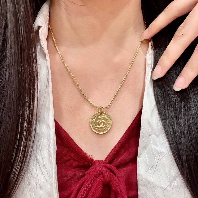 Chanel香奈儿 中古 字母项链小香家的款式真心无需多介绍每一款都超好看，精致大方，非常显气质