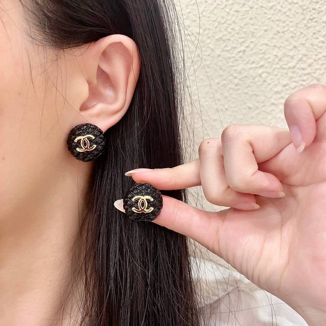 香奈儿棱形格双C耳钉