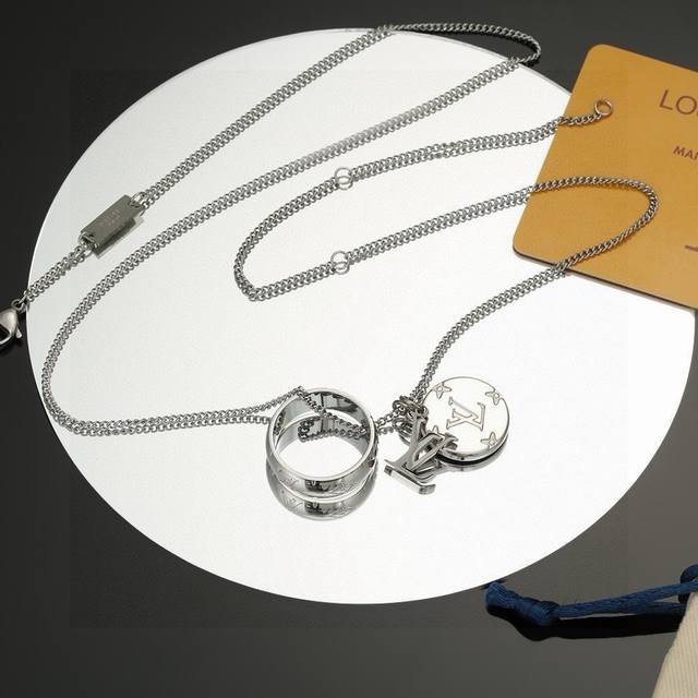 路易威登项链 秉承精湛匠艺，以锻造耀目 Lv Twig 项链。抛光色泽成就经典 Lv 字母的自然化身，流露品牌格调。链条可调节 明星同款 男女可戴经典百搭
