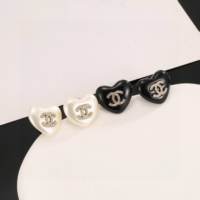 香奈儿心形耳钉，更修饰脸型。以金色金属边环绕给人一种神秘、成熟、复古的感觉。双C金属标志树脂撞色经典百搭！耳钉