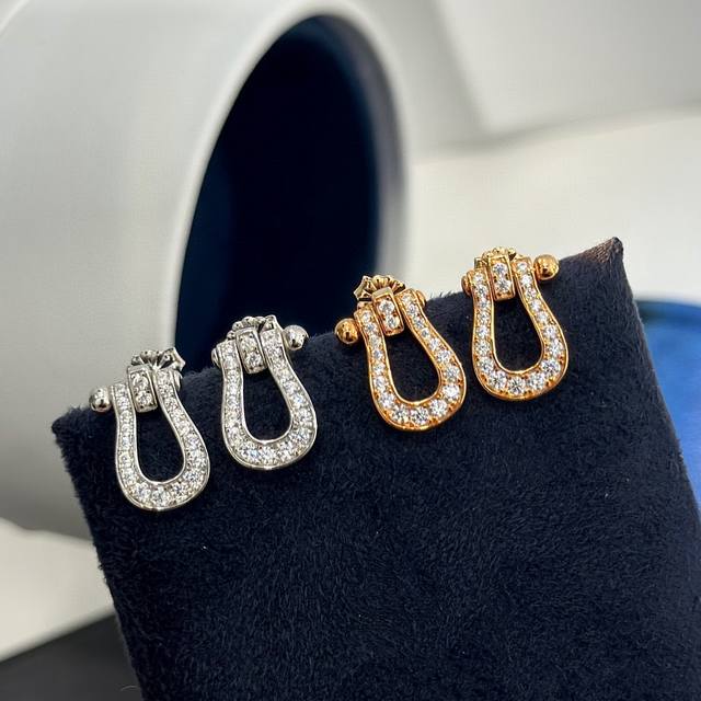 大牌 新款 拉环 满钻 大号 马蹄扣 耳钉 一眼爱上 炒鸡绝配啦高端定制微镶矶镂雕工艺 每个角度都Blingbling 搭配Fred满钻扣头 高级感满满 简单大