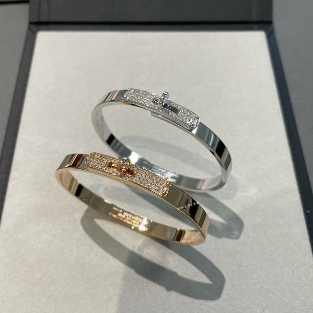 H灭世版Kelly手镯，半钻款，满满的心血，所有五金均为精雕机出件的，而非倒模件，更重要的这次我们用了1唛厚的真金电镀层，比以往的0.5唛再次加厚了，单单电镀费