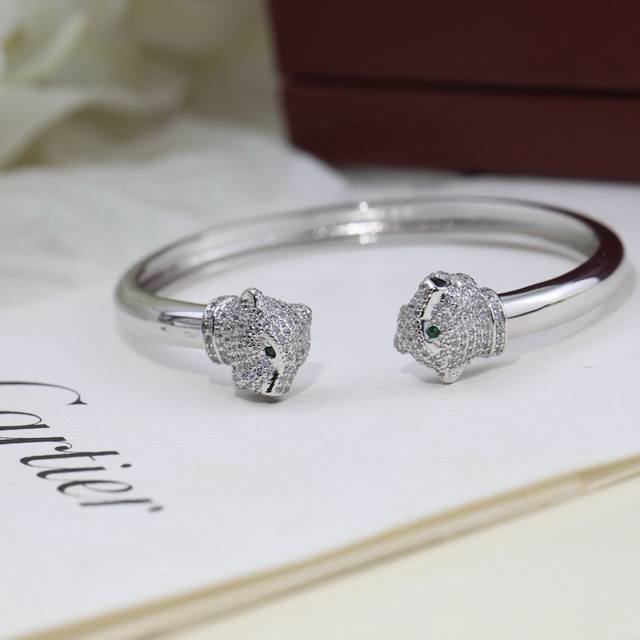 霸气豹手镯。PanthèRe De Cartier豹子手镯，电镀18K金！圆形明亮式切割钻石。祖母绿，缟玛瑙。亚金材质 男女都可佩戴哦刻有Logo