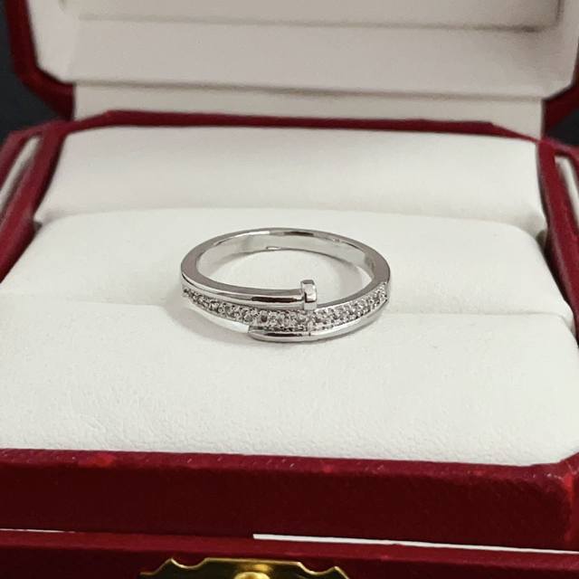 卡地亚镶钻戒指 高端定制版本 镶嵌钻工艺 V金材质 经典而时尚风格 用凌厉线条重构爱情美学！打破常规，镶嵌钻设计反而成就高级感天花板 无需浮华堆砌，爱本应纯粹如