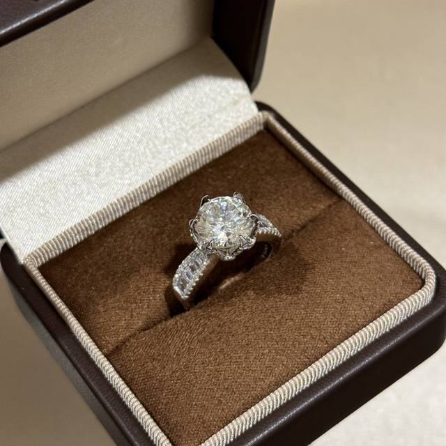 A6806火爆 星光 六爪 三克拉 剃方钻 戒指 婚戒 八心八箭高碳钻 最受欢迎的一款戒指 永恒经典 高端925纯银高碳钻微镶嵌材质 一样的工艺 不一样的价格P