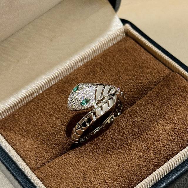 A6648 A牌摩洛哥 蛇年新款 蛇形 祖母绿 蛇鳞镂空戒指 原版一致S925纯银材质 复古造型 网红同款 冷淡风个性百搭 电镀厚金 678码齐 纯银戒指