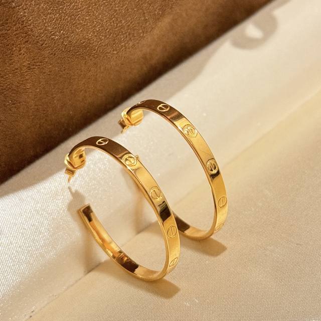 A3526 Love 系列 大号 螺丝印 光面耳环 最经典受欢迎的一款耳钉 永恒经典 近年来很火 独家顶级 925 纯银材质 一样的工艺 不一样的价格P 真金质