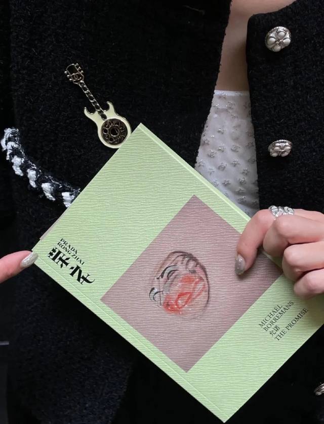 编码A679 0267820 香奈儿胸针热销爆上新 Chan 24 牛油果吉他胸针 牛油果绿色珐琅釉穿皮设计字母镂空设计，质感超赞！ 新颖又别致，上身存在感很强