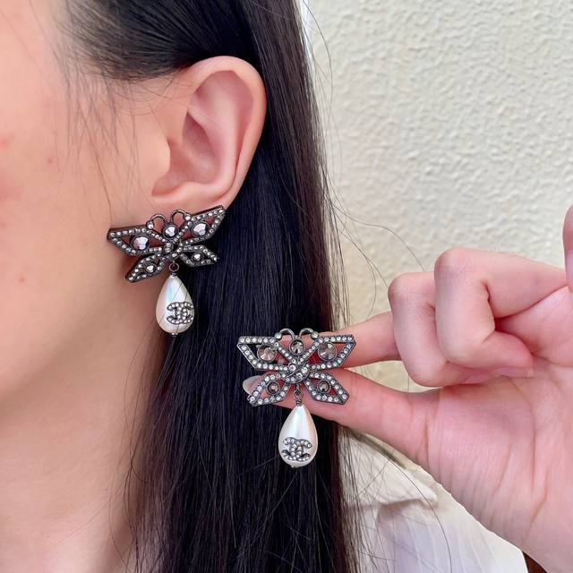 香奈儿香水瓶双C胸针