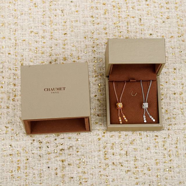 250278 我们出品 蜂巢带钻项链，可以订做真金真钻版，价格P咨询客Fu Bee My Love系列的经典作品，以蜂巢造型打造出炫目耀眼的吊坠。作品按完美的几