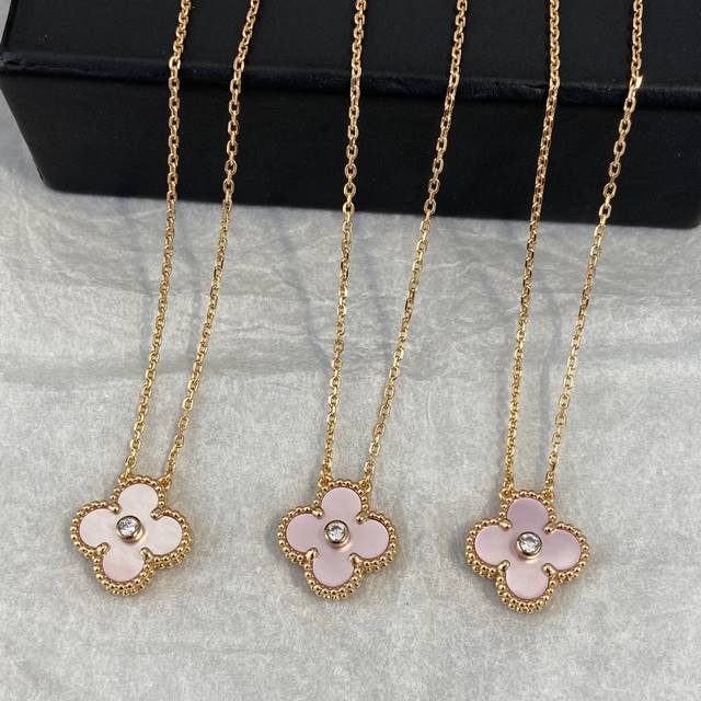 银价上涨 V A 梵 雅宝 圣诞车花项链 25圣诞款项链，这是梵 雅宝所珍爱的设计风格，以灵动的美学唤起对自然生生不息的遐想，将不同材质和谐结合，牵引出温柔慈爱