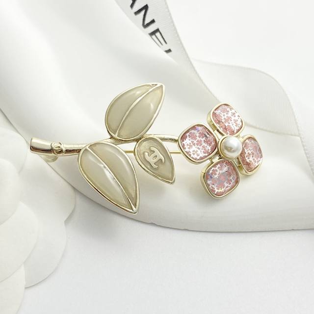 编码A665 0257825 香奈儿胸针热销款爆上新 Chan 24 四叶草胸针 晶莹剔透的四叶草造型，内里镶嵌粉色四叶草，阳光下Bling Bling的细闪超