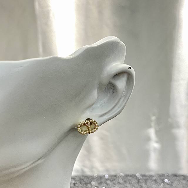 编码E695 0837805 迪家耳钉爆热销款上新 Cd珍珠耳钉，黄铜材质，做工精细 经典的标志加上珍珠镶嵌，显得特别温柔 超级低调款，小巧又精致