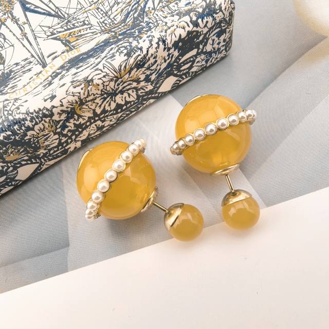 迪奥 新款一线大牌都爱的Dior 迪奥 新品字母耳环 金属质感逆袭版字母潮范儿抢风头 完全胜任现代年轻人街拍、度假时尚搭成为夏日最炙手的时髦单品..