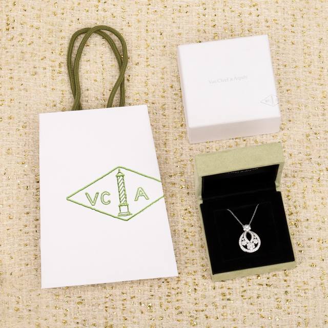 211855 我们出品 可订做真金真钻，量大咨询客Fu V A雪花项链 是美丽、清纯与承诺的象征，以纯净的雪花为创作灵感，更以此打造闪烁耀目的Snowflake