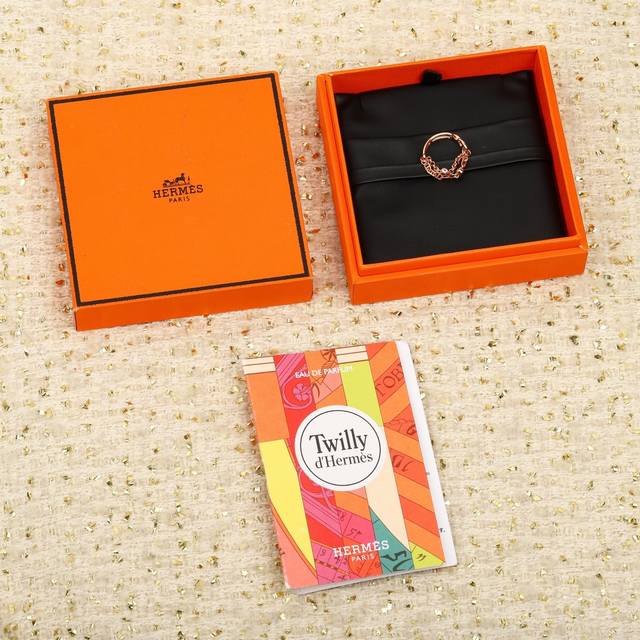 208107 我们出品 猪鼻子戒指 ，可订做18K真金真钻版，只做对版真金货，价询客Fu 明星、网红、名媛都难以抗拒！ 酷劲十足的经典标志 古今中外时尚浪尖上的